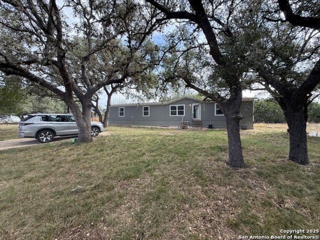 450 Mills, Pipe Creek, TX 78063