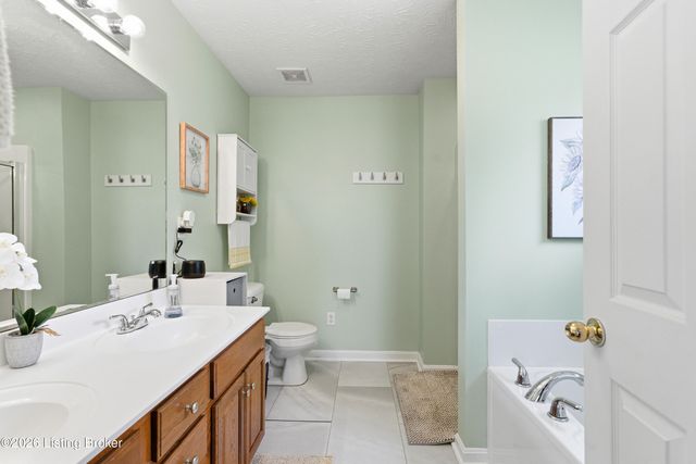 9712 Evanwood Ct, Louisville, KY 40228