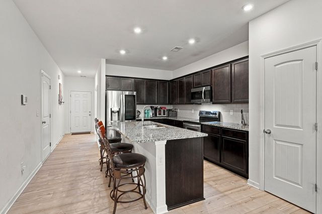 920 Millstream Dr, Nashville, TN 37218