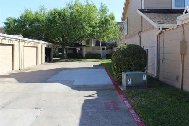 2316 Woodland Park Drive 15, Houston, TX 77077