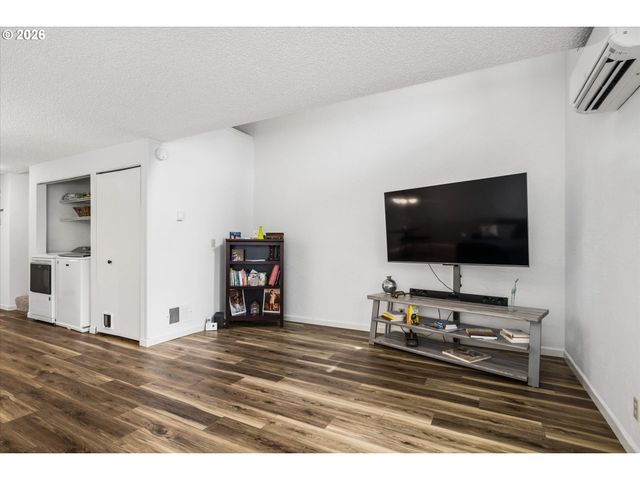4431 FOX HOLLOW Rd 6, Eugene, OR 97401