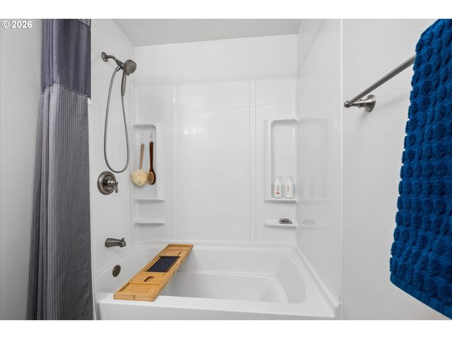 4431 FOX HOLLOW Rd 6, Eugene, OR 97401