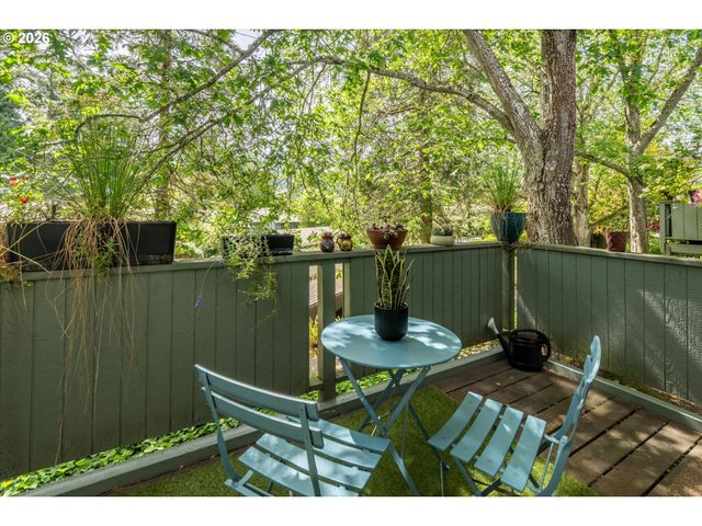 4431 FOX HOLLOW Rd 6, Eugene, OR 97401