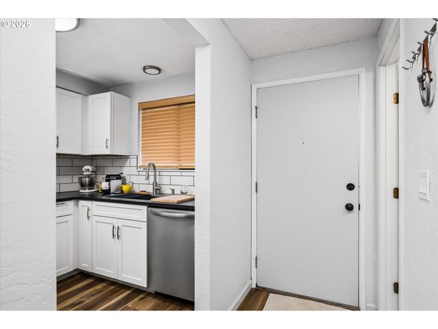 4431 FOX HOLLOW Rd 6, Eugene, OR 97401