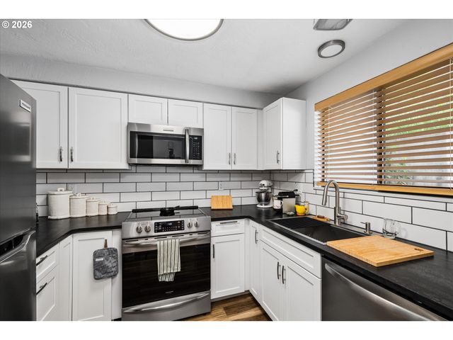 4431 FOX HOLLOW Rd 6, Eugene, OR 97401
