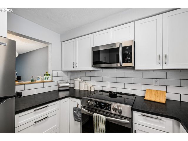 4431 FOX HOLLOW Rd 6, Eugene, OR 97401