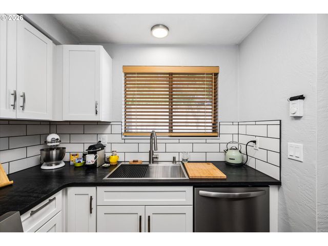 4431 FOX HOLLOW Rd 6, Eugene, OR 97401