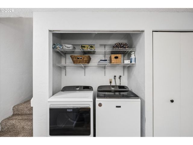 4431 FOX HOLLOW Rd 6, Eugene, OR 97401