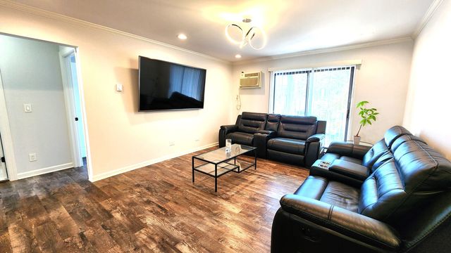 161 N Waters Edge Drive 202, Glendale Heights, IL 60139