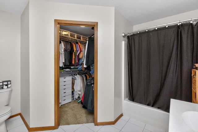 7422 Dakota Circle, West Des Moines, IA 50266