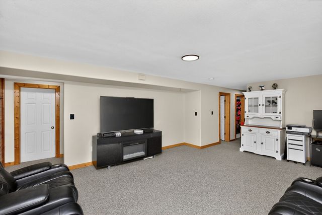 7422 Dakota Circle, West Des Moines, IA 50266