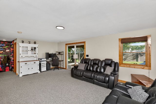 7422 Dakota Circle, West Des Moines, IA 50266