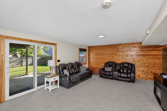 7422 Dakota Circle, West Des Moines, IA 50266