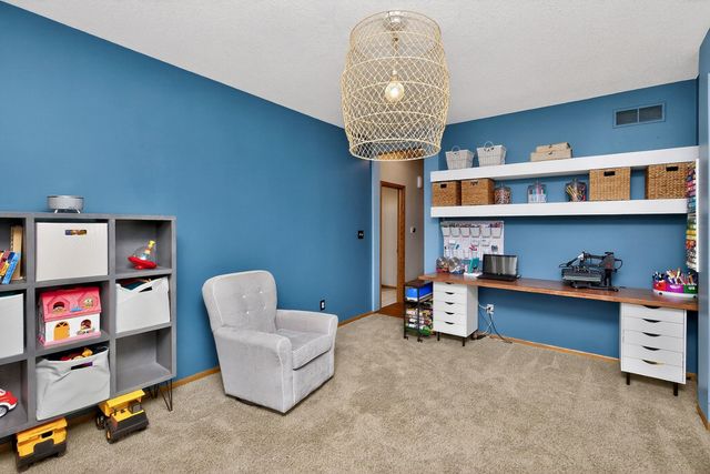7422 Dakota Circle, West Des Moines, IA 50266