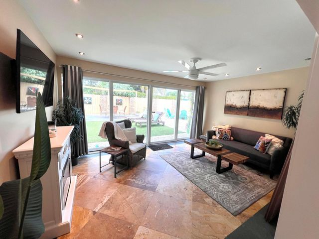 902 S Swinton Avenue, Delray Beach, FL 33444
