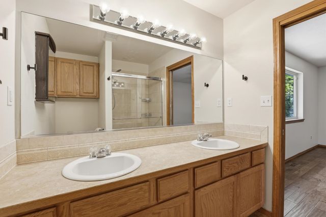 8913 E Vista Park Dr, Spokane, WA 99217