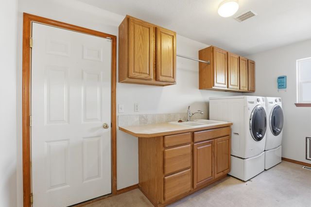 8913 E Vista Park Dr, Spokane, WA 99217
