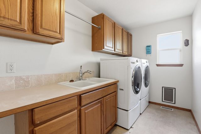 8913 E Vista Park Dr, Spokane, WA 99217