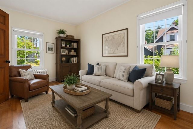 98 Pleasant St, Franklin, MA 02038