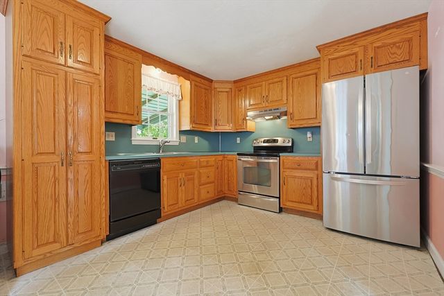 98 Pleasant St, Franklin, MA 02038