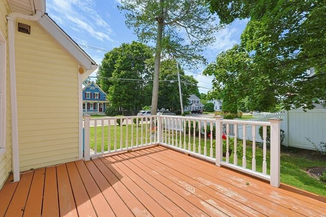 98 Pleasant St, Franklin, MA 02038