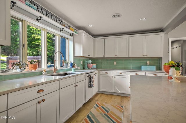 2772 Devault Bridge Road, Piney Flats, TN 37686
