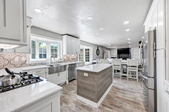 2004 LEDGEVIEW ROAD, De Pere, WI 54115