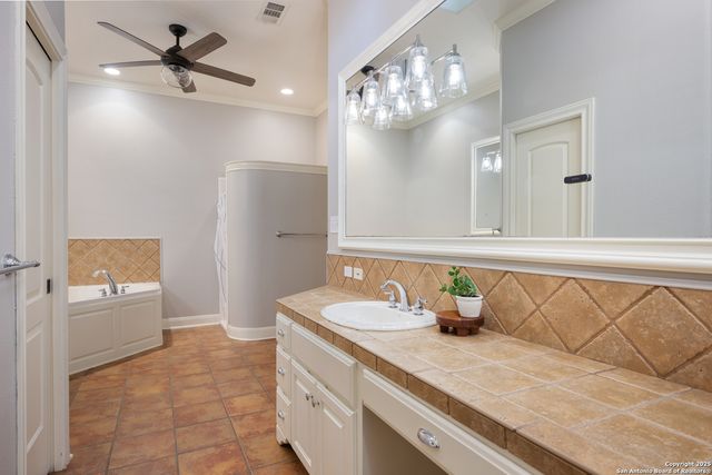 29755 No Le Hace, Fair Oaks Ranch, TX 78015