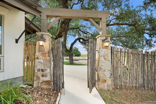 29755 No Le Hace, Fair Oaks Ranch, TX 78015