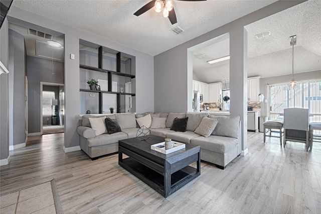 903 Gillon Drive, Arlington, TX 76001