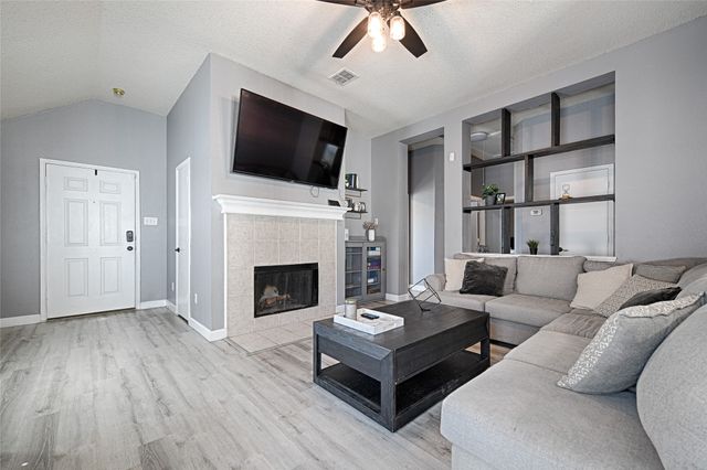 903 Gillon Drive, Arlington, TX 76001