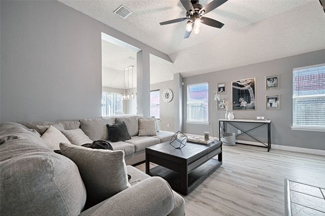 903 Gillon Drive, Arlington, TX 76001
