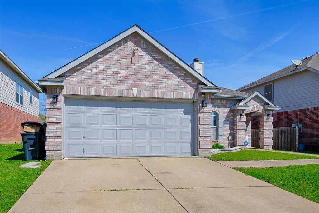 903 Gillon Drive, Arlington, TX 76001