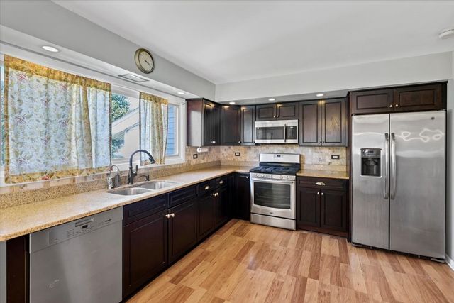 1719 W Lexington Drive, Arlington Heights, IL 60004