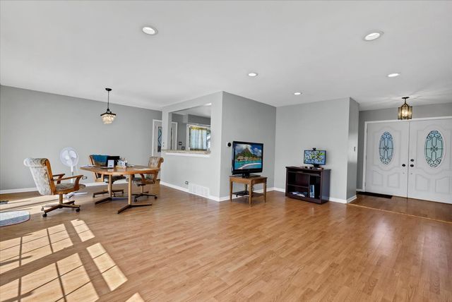 1719 W Lexington Drive, Arlington Heights, IL 60004
