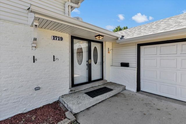 1719 W Lexington Drive, Arlington Heights, IL 60004