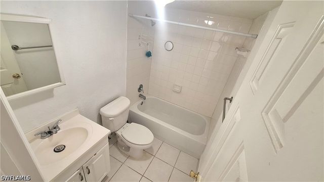 4633 Bayshore DR M4, Naples, FL 34112