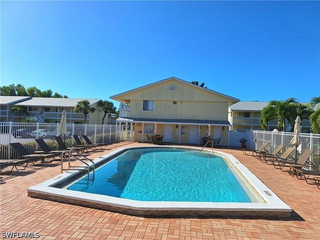 4633 Bayshore DR M4, Naples, FL 34112