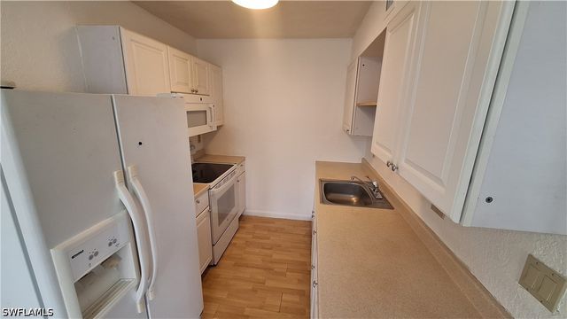 4633 Bayshore DR M4, Naples, FL 34112