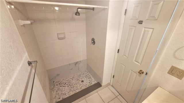 4633 Bayshore DR M4, Naples, FL 34112