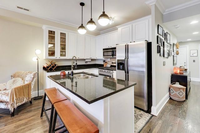 1136 W Pratt Boulevard 2S, Chicago, IL 60626