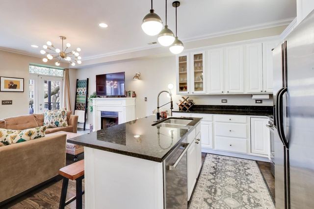 1136 W Pratt Boulevard 2S, Chicago, IL 60626