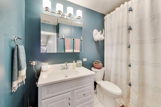 1136 W Pratt Boulevard 2S, Chicago, IL 60626