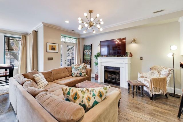 1136 W Pratt Boulevard 2S, Chicago, IL 60626