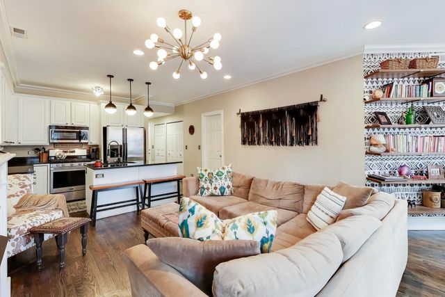 1136 W Pratt Boulevard 2S, Chicago, IL 60626