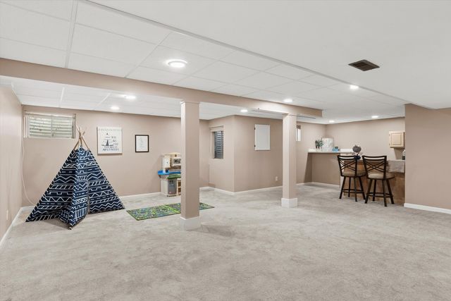 525 Bradbury Lane, Geneva, IL 60134