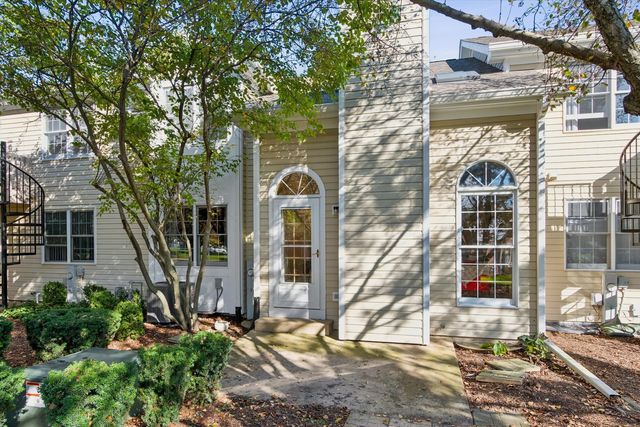 525 Bradbury Lane, Geneva, IL 60134
