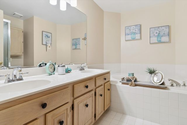 525 Bradbury Lane, Geneva, IL 60134