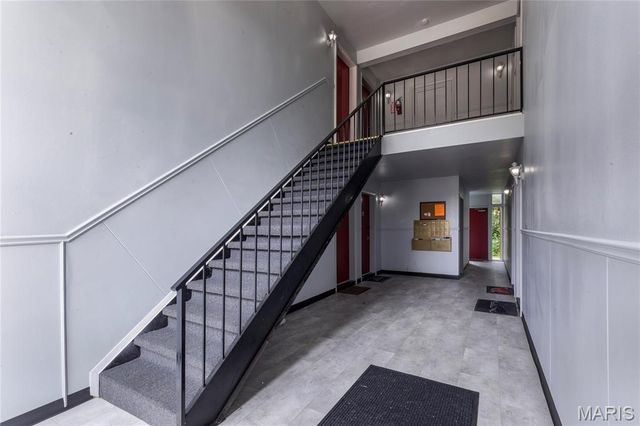 9920 Bunker Hill Drive E, St Louis, MO 63123