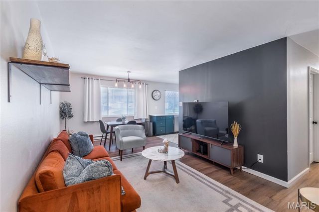 9920 Bunker Hill Drive E, St Louis, MO 63123